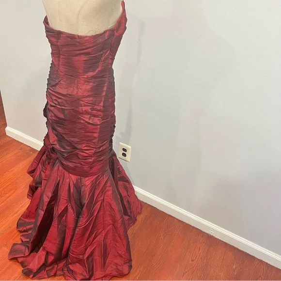 Camilla La Vie Burgundy Taffeta Strapless Pleated Mermaid Evening Gown - Reemoly
